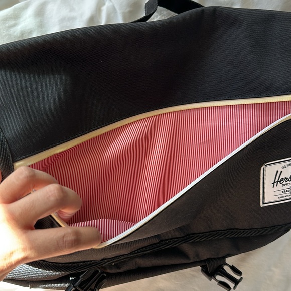 Herschel Supply Co Brand Messenger Crossbody Laptop Bag - Picture 6 of 6